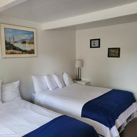 Pines Motel Sicamous Zewnętrze zdjęcie