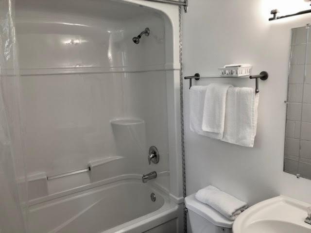 Pines Motel Sicamous Zewnętrze zdjęcie