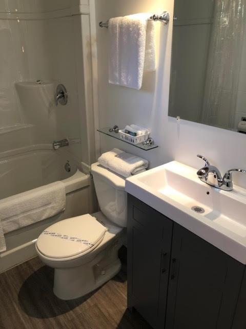 Pines Motel Sicamous Zewnętrze zdjęcie
