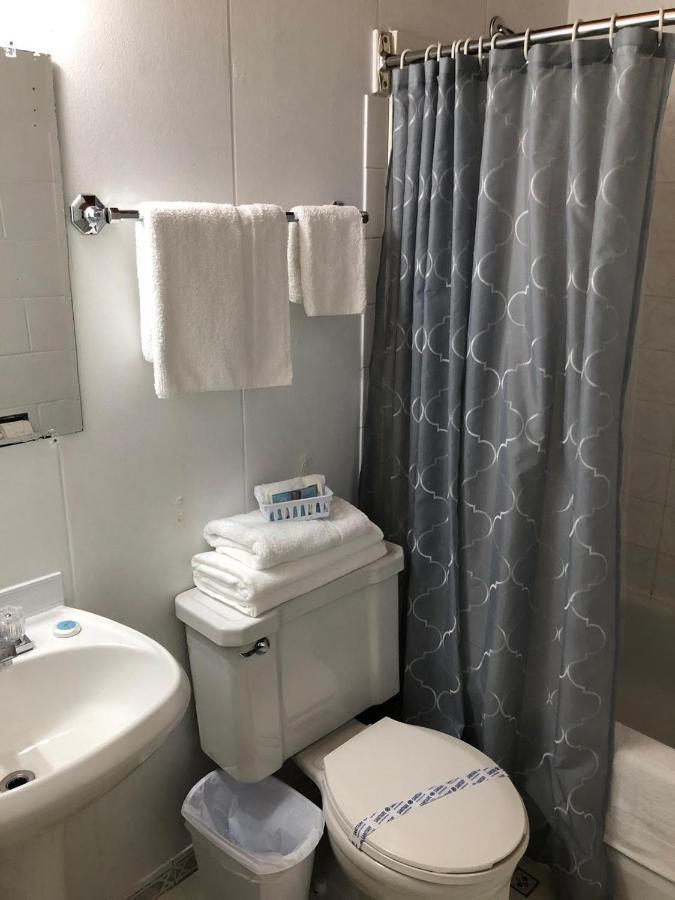 Pines Motel Sicamous Zewnętrze zdjęcie