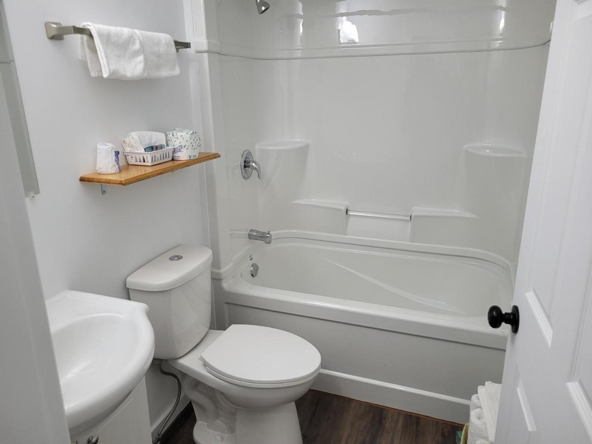 Pines Motel Sicamous Zewnętrze zdjęcie