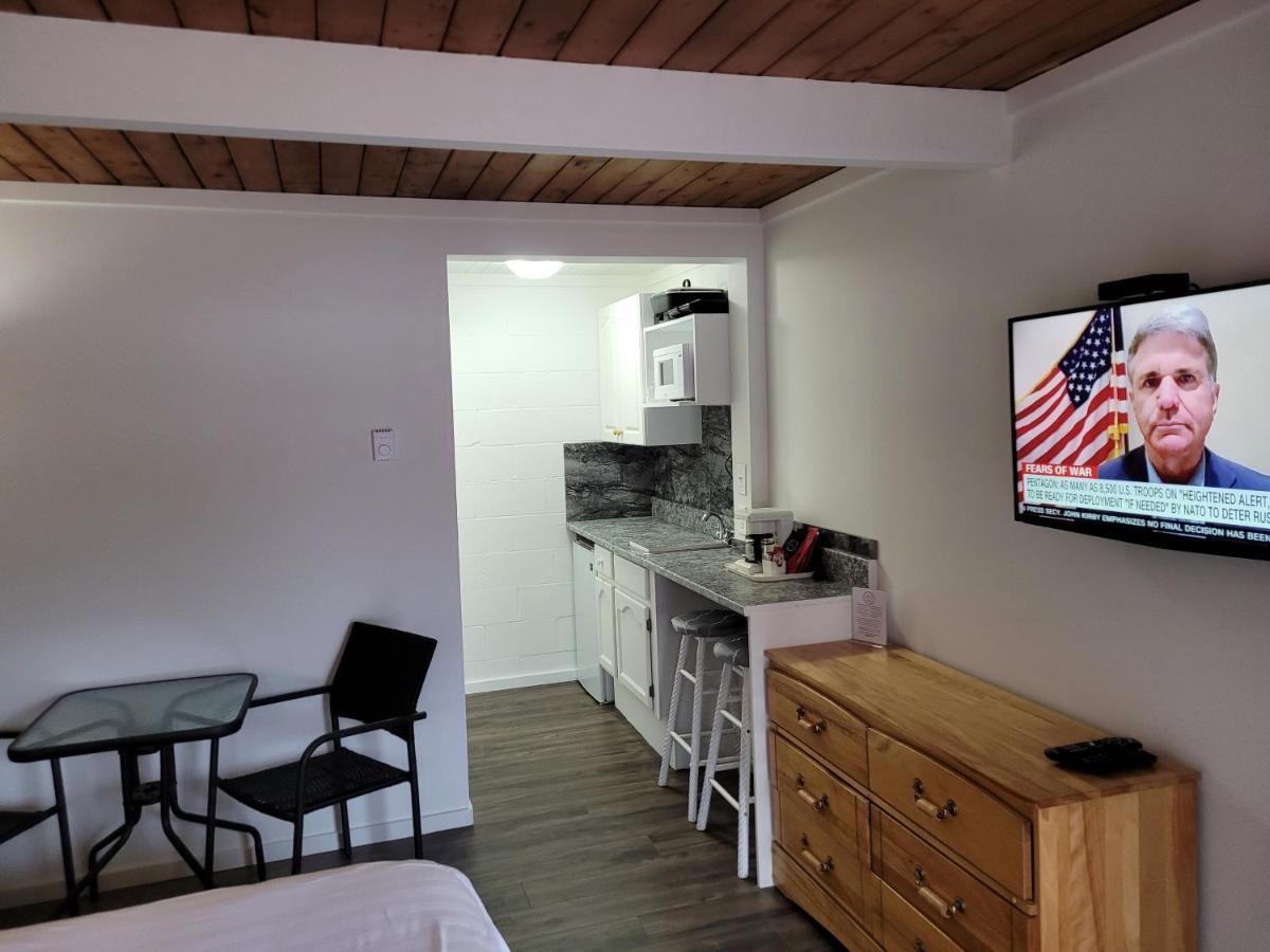 Pines Motel Sicamous Zewnętrze zdjęcie