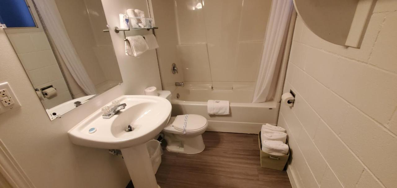 Pines Motel Sicamous Zewnętrze zdjęcie