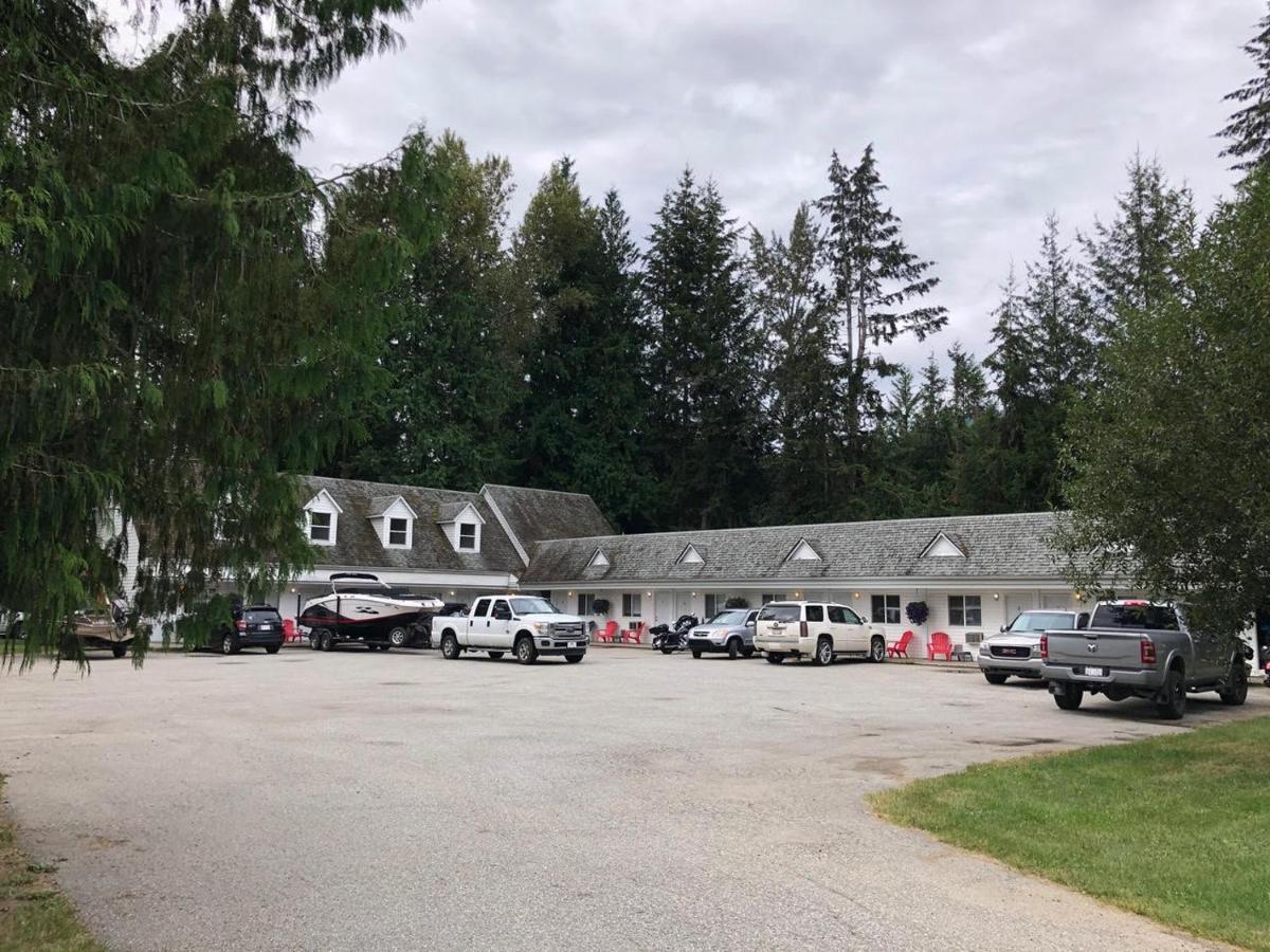 Pines Motel Sicamous Zewnętrze zdjęcie