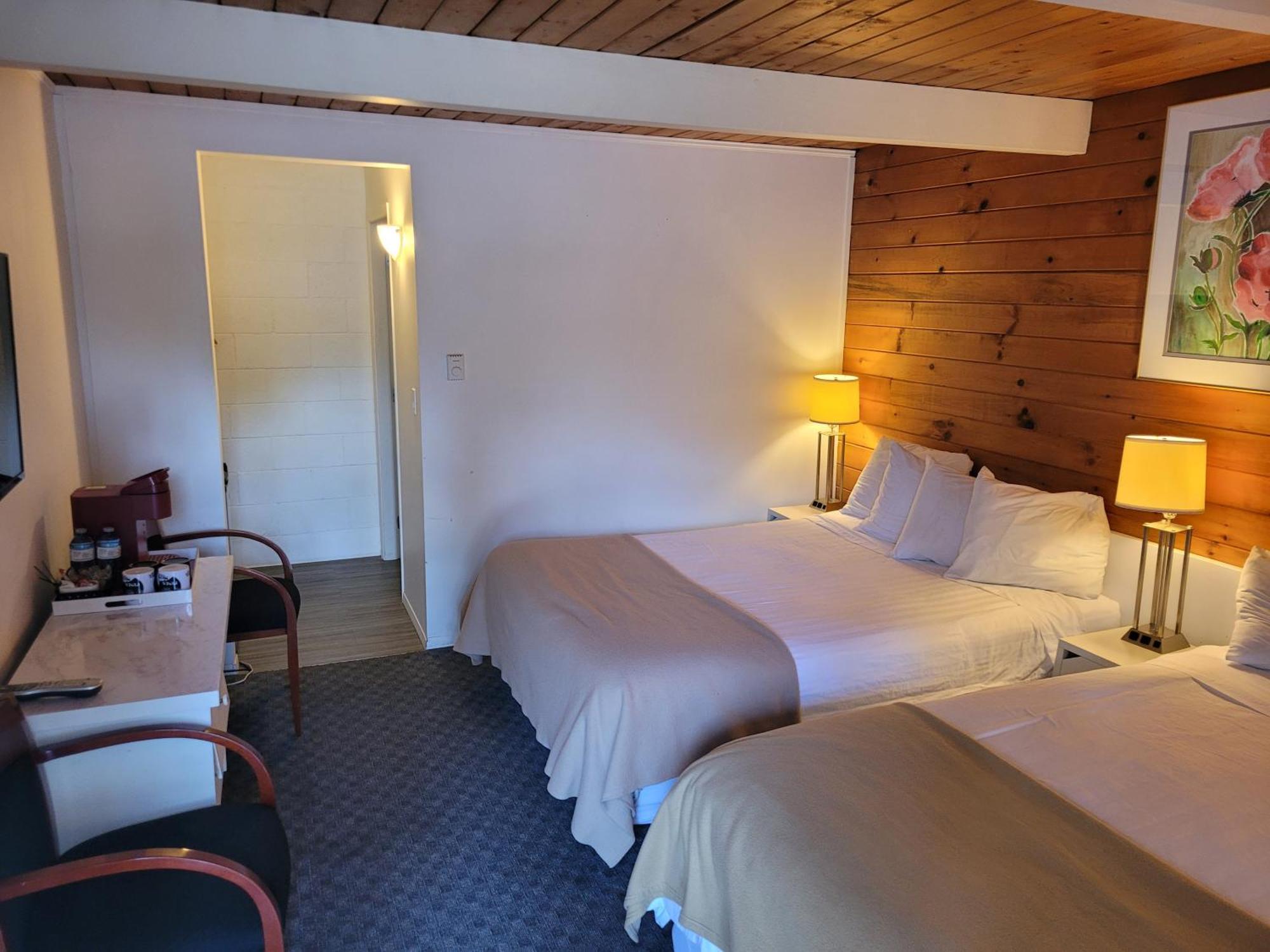 Pines Motel Sicamous Zewnętrze zdjęcie