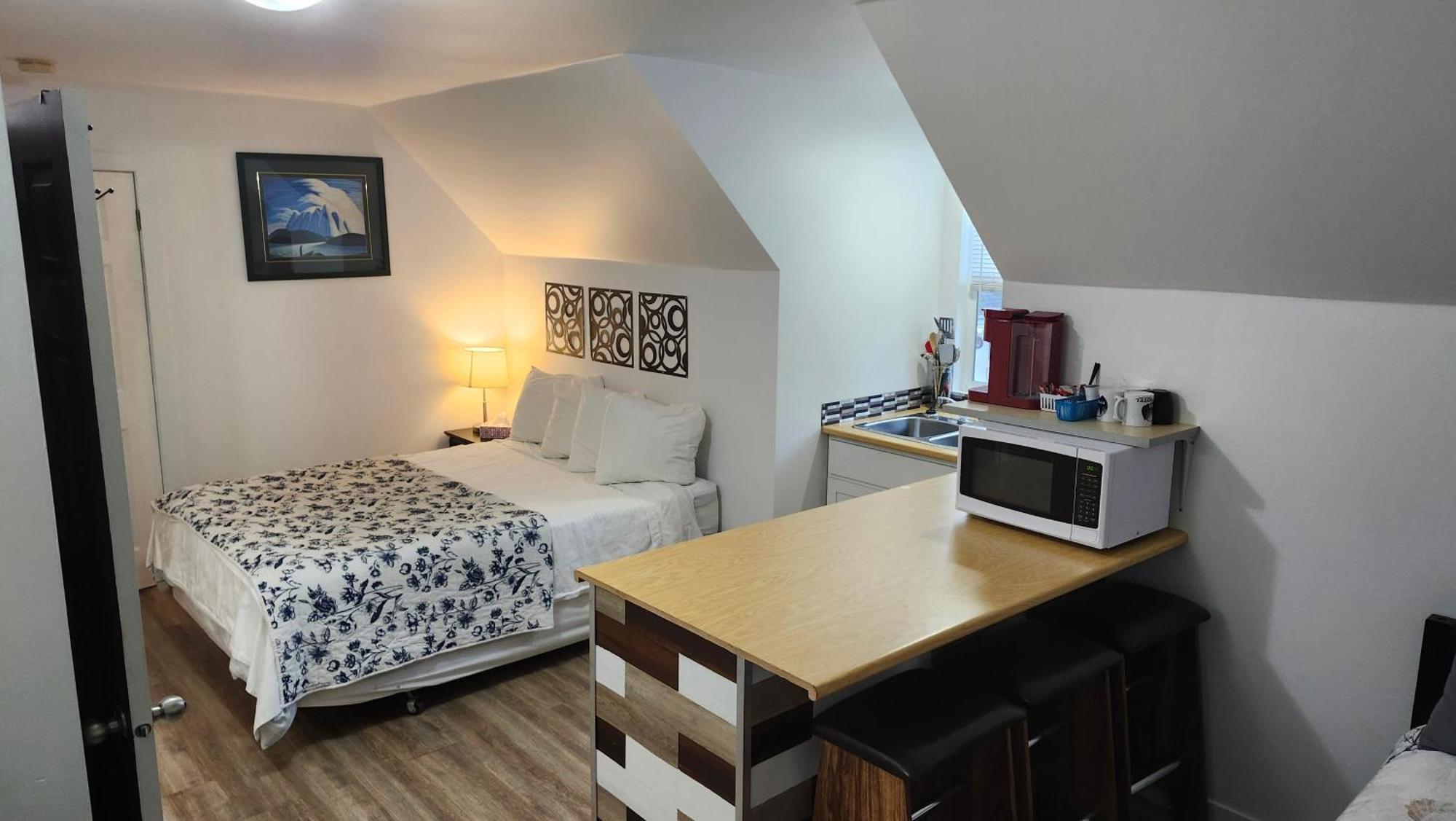 Pines Motel Sicamous Zewnętrze zdjęcie
