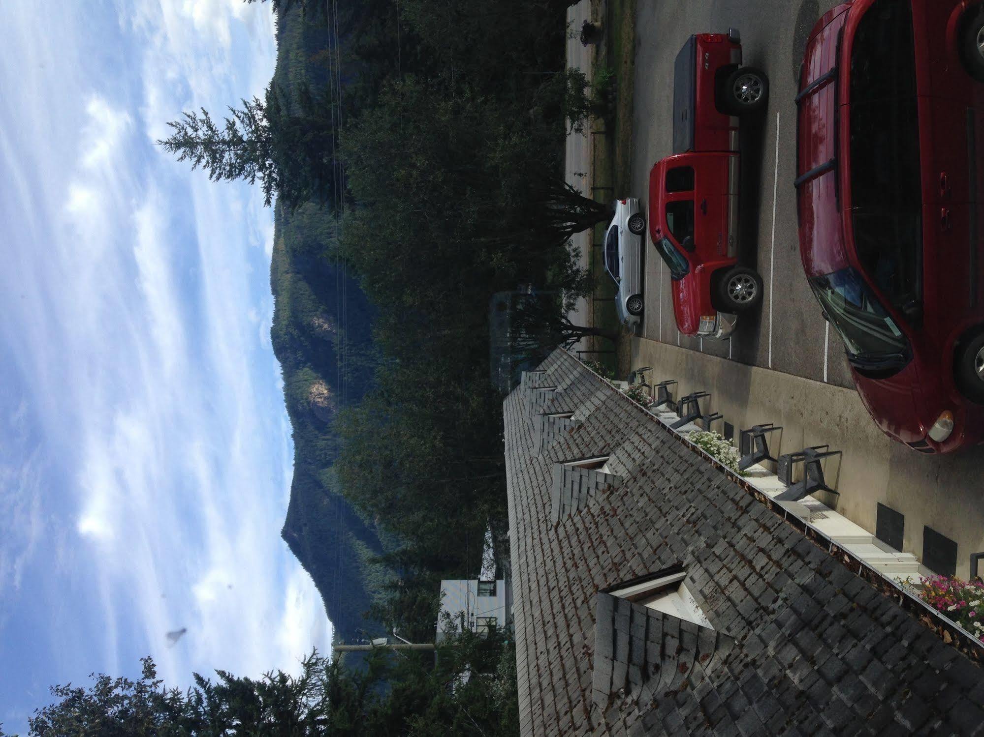 Pines Motel Sicamous Zewnętrze zdjęcie