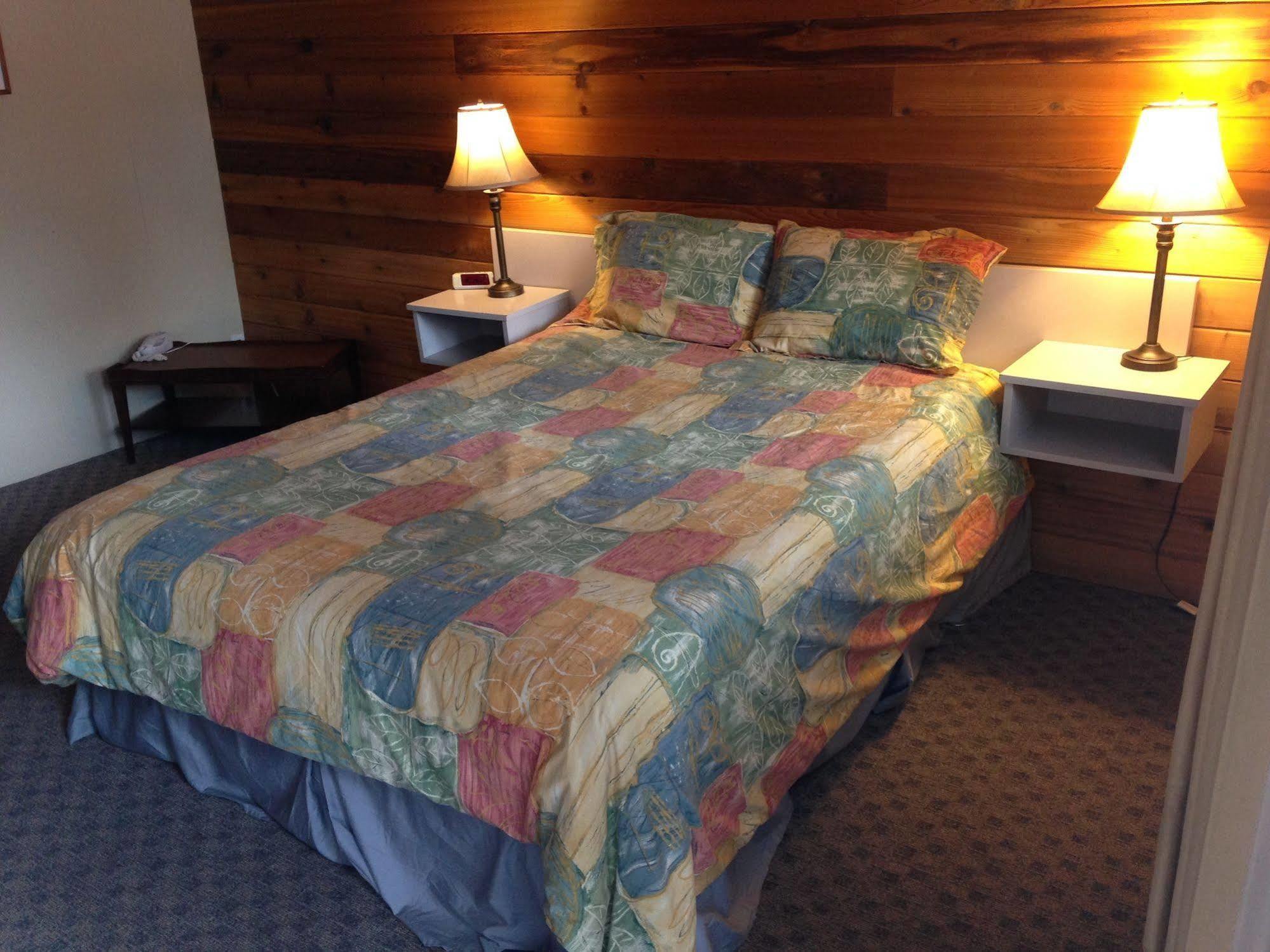 Pines Motel Sicamous Zewnętrze zdjęcie